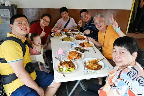 Encik Henry Ong (dua dari kanan), pelanggan setia Warong Nasi Pariaman, menikmati hidangan restoran itu buat kali terakhir bersama keluarga tiga generasinya.