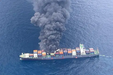 kapal kargo, meletup, Singapura, India