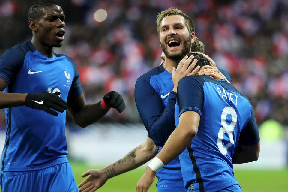 RAI JARINGAN: Pemain Perancis Andre-Pierre Gignac (tengah) dan rakan-rakan menyambut gol jaringan Dimitri Payet (kanan). - Foto REUERS
