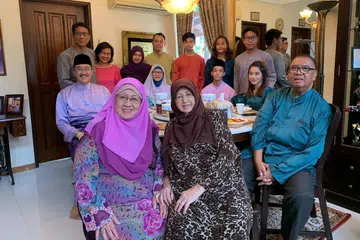 PERJUANG BUDAYA MELAYU: Allahyarham Encik Hamim Hassan (berbaju Melayu biru, depan paling kanan), banyak berbakti mengendalikan dan menganjurkan acara seni selama berdekad lamanya,meninggal dunia pada Selasa akibat barah.