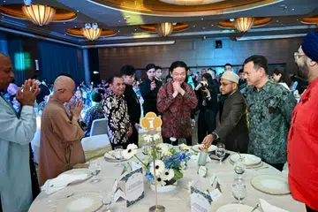 Penulis menekankan pentingnya memupuk keharmonian dalam masyarakat berbilang agama melalui persefahaman, persahabatan dan kepercayaan bersama, agar hubungan erat yang terjalin dapat terus dipelihara dan diwariskan kepada generasi akan datang.