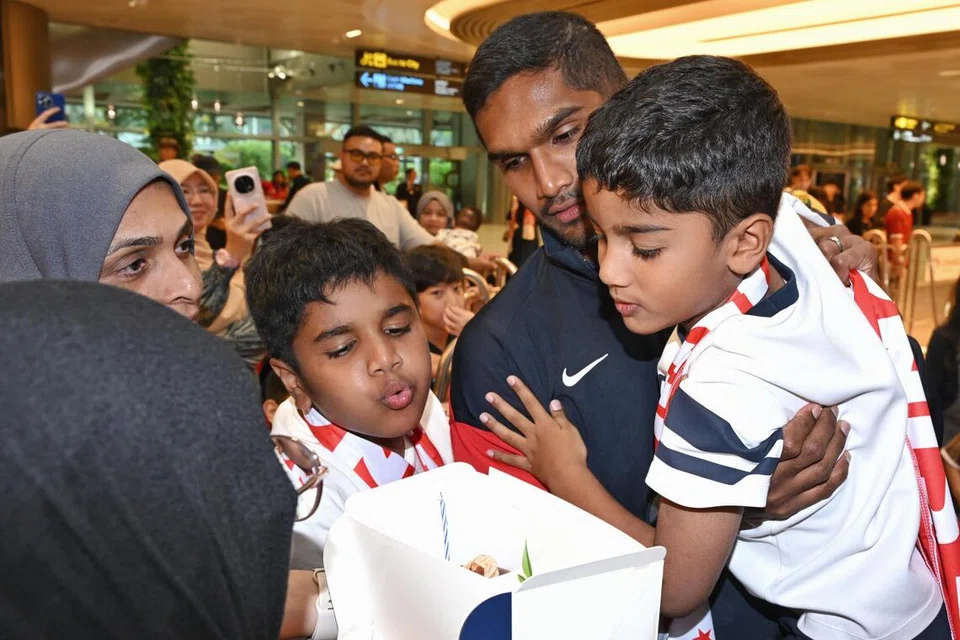 Kapten bola sepak negara, Hariss Harun, menyambut hari lahir ke-35 beliau dengan kek bersama keluarganya di Terminal 2, Lapangan Terbang Changi pada 19 November. 