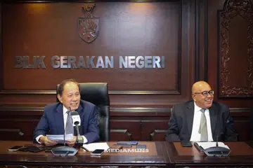 Menteri Besar Negeri Sembilan, Datuk Ismail Lasim (kiri), bersama Pengerusi Jawatankuasa Bertindak Warisan, Teknologi, Inovasi dan Digital Negeri, Datuk Mohd Faizal Ramli, semasa sidang media selepas Majlis Mesyuarat Kerajaan Negeri Sembilan, pada 26 Ogos.