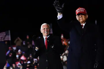 KEMPEN TERAKHIR: Encik Trump (kanan) bersama naib presiden Mike Pence di atas pentas dalam rapat kempen terakhirnya mereka di Grand Rapids, Michigan. - Foto-foto AFP