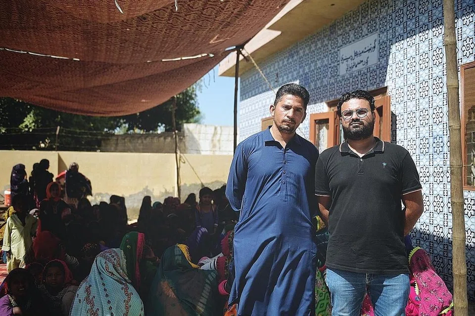 KORBAN DEMI WARGA: Jururawat Encik Tanveer Ahmed (kiri) dan Dr Uzair Badar telah mengorbankan pekerjaan mereka di hospital swasta di bandar untuk berkhidmat kepada kawasan dalaman daerah asal mereka.