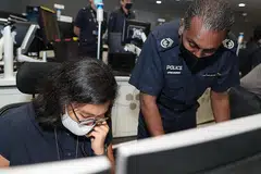 BELAJAR ERTI KECEMASAN: Wartawan Zulaiqah Abdul Rahim (kiri), dibimbing Pegawai pengawal Inspektor Stesen Uthiyasurian Raju (kanan), ketika mencuba menjawab panggilan kecemasan '999' di Pusat Komand Operasi Polis baru-baru ini. - Foto BH oleh TIMOTHY DAVID