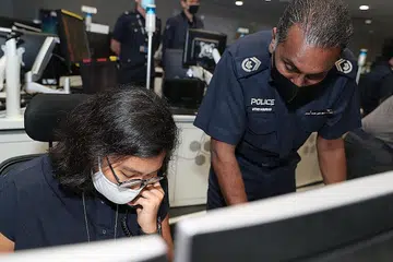 BELAJAR ERTI KECEMASAN: Wartawan Zulaiqah Abdul Rahim (kiri), dibimbing Pegawai pengawal Inspektor Stesen Uthiyasurian Raju (kanan), ketika mencuba menjawab panggilan kecemasan '999' di Pusat Komand Operasi Polis baru-baru ini. - Foto BH oleh TIMOTHY DAVID