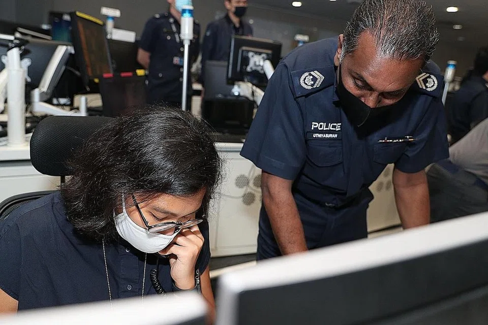 BELAJAR ERTI KECEMASAN: Wartawan Zulaiqah Abdul Rahim (kiri), dibimbing Pegawai pengawal Inspektor Stesen Uthiyasurian Raju (kanan), ketika mencuba menjawab panggilan kecemasan '999' di Pusat Komand Operasi Polis baru-baru ini. - Foto BH oleh TIMOTHY DAVID