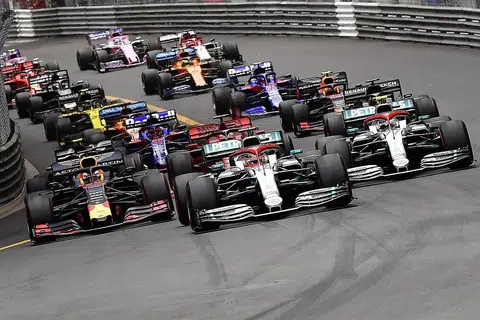 TAJAAN JANGKA PANJANG: Aramco akan menyertai francais F1 sebagai antara penaja utama mulai musim ini. Langkah ini dilihat sebagai membuka peluang bagi Saudi menganjurkan perlumbaan F1 pada masa hadapan. - Foto fail