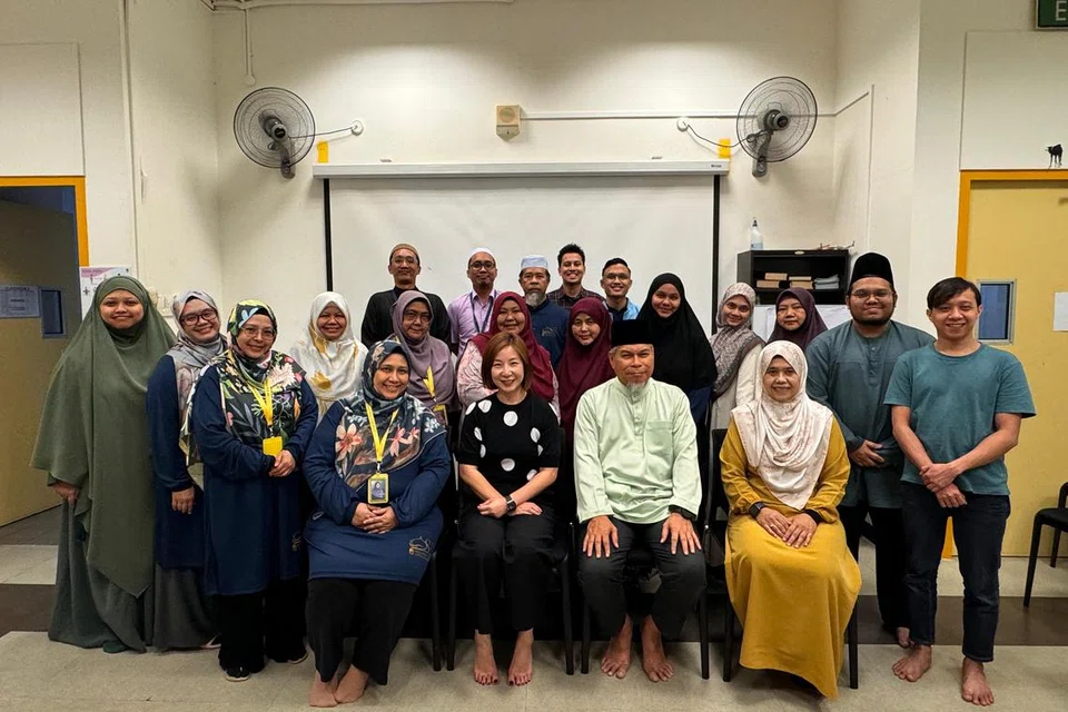 Pengerusi Eksekutif Kanan Masjid, Ustaz Mohamed Ali Atan (duduk, dua dari kanan), bersama pelatih kursus ‘Latihan Kecemerlangan
Perkhidmatan’, Cik Emily Chen (duduk, dua dari kiri), dan ahli Pentadbir Masjid, Cik Salmah Roslan (duduk, paling kanan), turut menyokong kursus kemahiran untuk pegawai masjid ini.