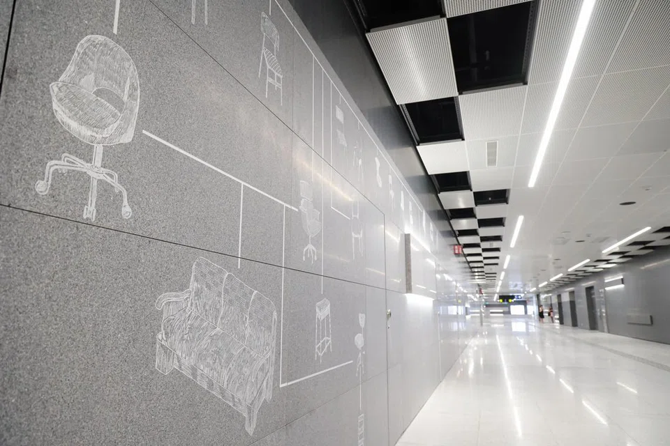 Stesen MRT Marine Terrace dihiasi dengan karya seni artis tempatan, Moses Tan. Seni itu dipanggil, ‘A seat at the end of the long, long, long table’. Seni itu dihasilkan berdasarkan sejarah dan kisah mereka yang menetap di East Coast. Tan mengambil masa menemu duga keluarga di kawasan tersebut dan menggunakan salasilah keturunan mereka sebagai inspirasi. Kerusi yang berbeza melambangkan setiap anggota keluarga merentasi generasi.