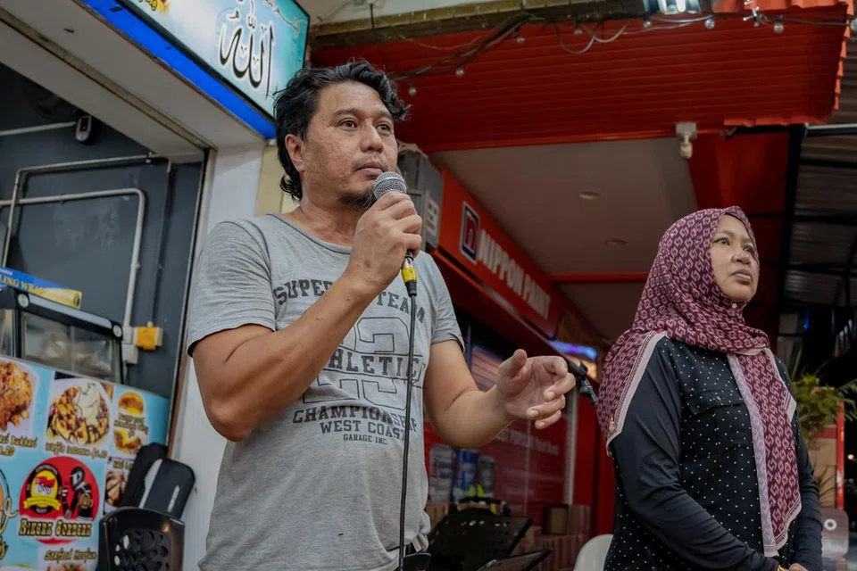 KUMPUL DANA DEMI IBNOR RIZA: Pemilik kafe R&W Bikerz Cornerz, Noresham Abdul Wahab (kiri), bersama pelakon dan pengacara, Norsiah Ramly, gigih mengendalikan acara amal untuk meringankan beban Ibnor Riza. 