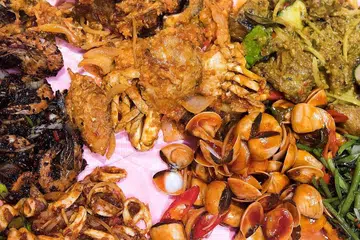 'SHELL-OUT': Makanan laut ala 'shell-out' bukan sahaja boleh didapati di restoran, malah di kedai-kedai bawah blok, menandakan popularitinya yang kian meluas di sini. - Foto fail