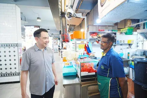 Pengarah Urusan kedai kopi De Tian, Encik Glenn Koh (kiri) bersama tukang masak gerai Indian Muslim Cuisine, Encik Mohamed Sabeer Mohamed Iqbal di Blok 265 Bukit Batok East Avenue 4. Kedua-duanya komited untuk meneruskan Inisiatif Hidangan Bajet bagi membantu penduduk yang memerlukan.