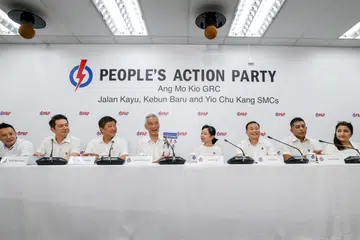 
Menteri Kanan Lee Hsien Loong (empat dari kanan) memperkenalkan barisan calon bagi GRC Ang Mo Kio yang terdiri daripada (dari kanan) Cik Nadia Ahmad Samdin, Encik Daryl David, serta muka baru Encik Victor Lye dan Cik Jasmine Lau pada 19 April 2025 di cawangan PAP di Teck Ghee. Wakil bagi SMC Jalan Kayu yang baru ialah Encik Ng Chee Meng (tiga dari kiri). SMC Kebun Baru tetap diwakili oleh Encik Henry Kwek (dua dari kiri) dan SMC Yio Chu Kang oleh Encik Yip Hon Weng (kanan).