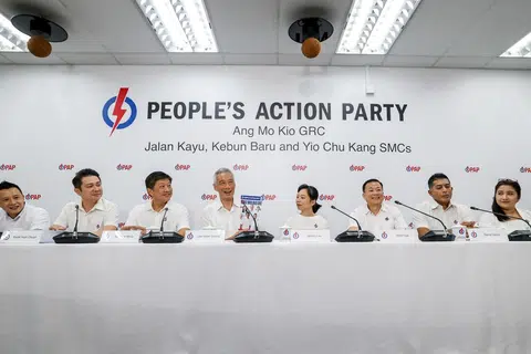 
Menteri Kanan Lee Hsien Loong (empat dari kanan) memperkenalkan barisan calon bagi GRC Ang Mo Kio yang terdiri daripada (dari kanan) Cik Nadia Ahmad Samdin, Encik Daryl David, serta muka baru Encik Victor Lye dan Cik Jasmine Lau pada 19 April 2025 di cawangan PAP di Teck Ghee. Wakil bagi SMC Jalan Kayu yang baru ialah Encik Ng Chee Meng (tiga dari kiri). SMC Kebun Baru tetap diwakili oleh Encik Henry Kwek (dua dari kiri) dan SMC Yio Chu Kang oleh Encik Yip Hon Weng (kanan).