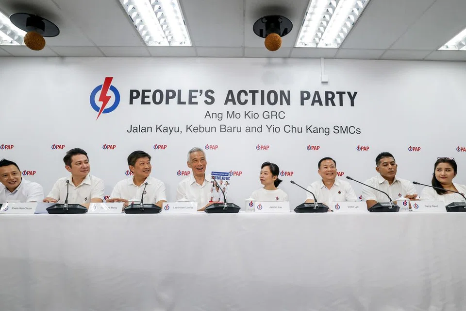 
Menteri Kanan Lee Hsien Loong (empat dari kanan) memperkenalkan barisan calon bagi GRC Ang Mo Kio yang terdiri daripada (dari kanan) Cik Nadia Ahmad Samdin, Encik Daryl David, serta muka baru Encik Victor Lye dan Cik Jasmine Lau pada 19 April 2025 di cawangan PAP di Teck Ghee. Wakil bagi SMC Jalan Kayu yang baru ialah Encik Ng Chee Meng (tiga dari kiri). SMC Kebun Baru tetap diwakili oleh Encik Henry Kwek (dua dari kiri) dan SMC Yio Chu Kang oleh Encik Yip Hon Weng (kanan).