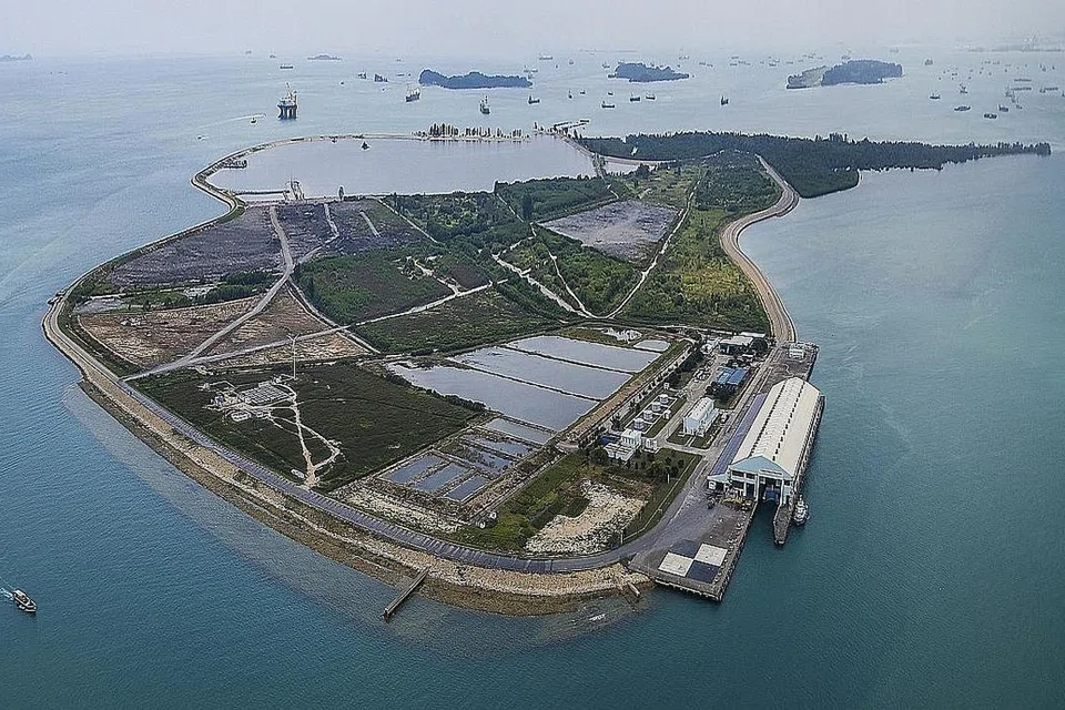 DIIKTIRAF: Tanah Tambak Semakau yang merupakan tanah tambak luar pesisir pertama di dunia itu telah memenangani Anugerah Hassib J. Sabbagh bagi Kecemerlangan Pembinaan Kejuruteraan. Anugerah antarabangsa yang disampaikan oleh Persekutuan Pertubuhan-Pertubuhan Kejuruteraan Sedunia (WFEO) itu adalah bagi mengiktiraf peranan kejuruteraan dalam pembangunan mapan. - Foto NEA