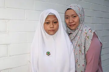 TETAP BERSEMANGAT: Sepanjang persiapan untuk peperiksaan PSLE, Nurmiza tidak pernah berputus asa meskipun mengalami sakit kulit. Dia juga banyak menerima sokongan daripada ibunya, Cik Nurul Aisyah Wahid. - Foto BH oleh NUR DIYANA TAHA