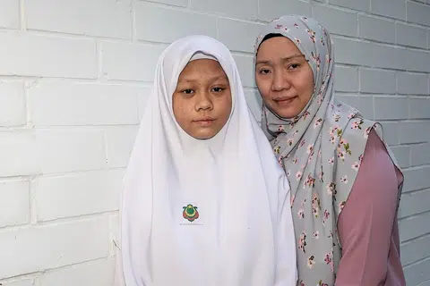 TETAP BERSEMANGAT: Sepanjang persiapan untuk peperiksaan PSLE, Nurmiza tidak pernah berputus asa meskipun mengalami sakit kulit. Dia juga banyak menerima sokongan daripada ibunya, Cik Nurul Aisyah Wahid. - Foto BH oleh NUR DIYANA TAHA