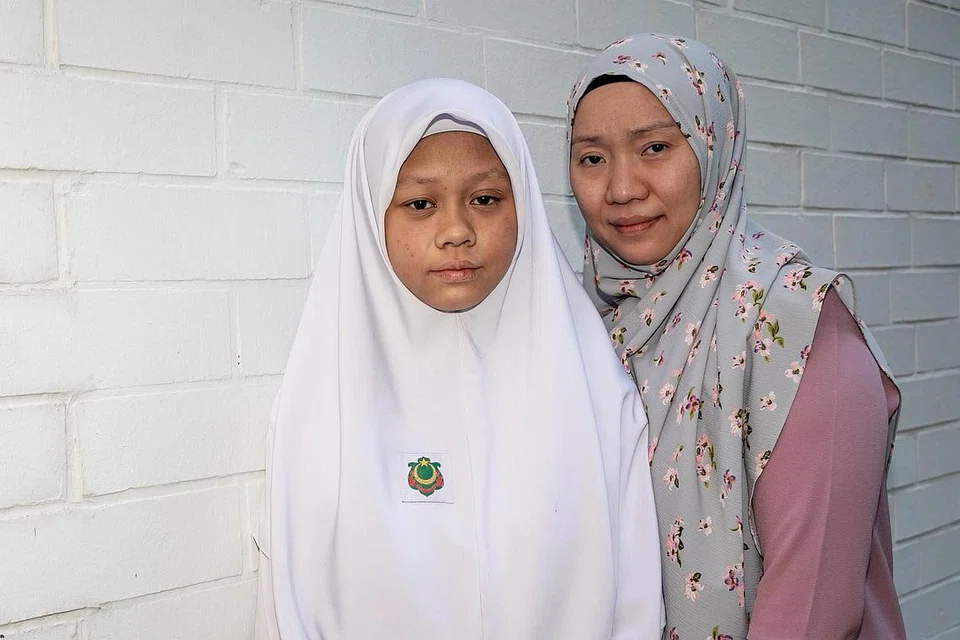 TETAP BERSEMANGAT: Sepanjang persiapan untuk peperiksaan PSLE, Nurmiza tidak pernah berputus asa meskipun mengalami sakit kulit. Dia juga banyak menerima sokongan daripada ibunya, Cik Nurul Aisyah Wahid. - Foto BH oleh NUR DIYANA TAHA