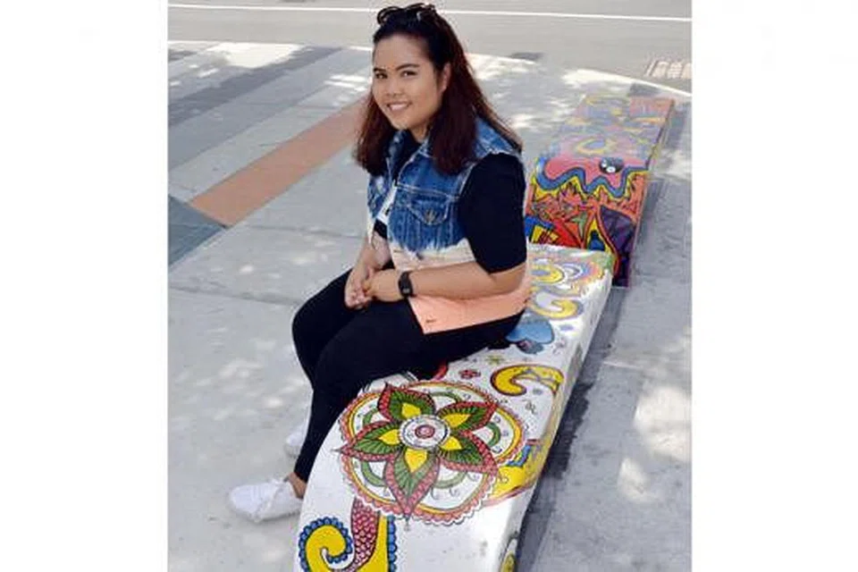 TAMPILKAN KEANGGUNAN: Cik Nurul Syaffiqah Ahmad Shaharuddin menggunakan motif inai tradisi pengantin atau 'mehndi' pada bangku hiasannya bagi melambangkan keanggunan wanita. 