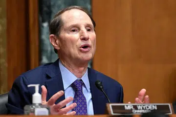 BENTANG USUL: Senator Ron Wyden dijadual membentangkan usul bagi lindungi maklumat peribadi rakyat Amerika daripada disalah guna oleh aplikasi milik negara asing.