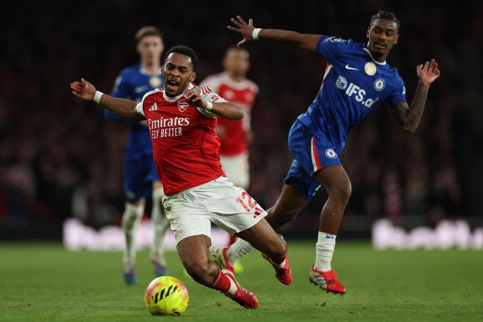 Pemain pertahanan Arsenal, Jurrien Timber (kiri), bertembung dengan pemain pertahanan Chelsea, Jorrel Hato, semasa perlawanan Liga Perdana England (EPL) di Stadium Emirates, London pada 1 Mac.