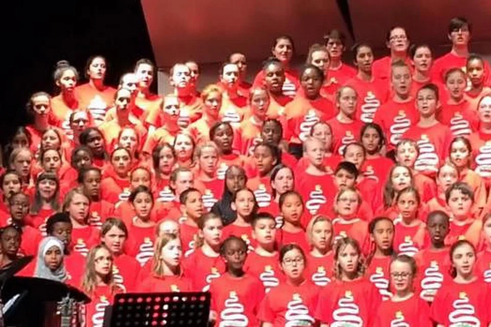 NYANYIAN NASYID: Persembahan koir kanak-kanak Canada ini sebenarnya sebahagian daripada konsert musim cuti untuk memaparkan pelbagai budaya di negara itu. . Rakaman video tersebut kemudian menjadi viral, apabila dimuat naik ke YouTube 11 Disember lalu dengan tajuk 'Selamat Datang ke Canada Pelarian Syria'. - Foto INTERNET