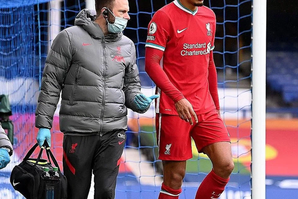EKONOMI TAK MENGIZINKAN: Jurgen Klopp berkata keadaan ekonomi sekarang menyukarkan Liverpool membeli pemain pertahanan baru biarpun pemain pertahanan tengah utama Virgil Van Dijk mengalami kecederaan jangka panjang. - Foto REUTERS
