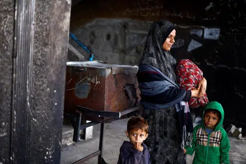 Cik Mai Anseir merenung jauh ketika mengenangkan nasib beliau dan anak-anaknya yang terpaksa berpindah dari bangunan sebuah sekolah di Rafah ke tempat lebih selamat di kawasan lain di Gaza. 