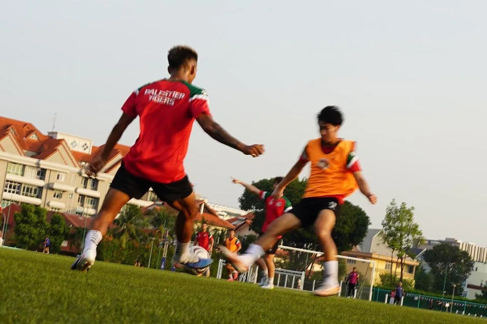Tajeli Salamat (kiri) semasa sesi latihan di Stadium Serangoon pada 14 Ogos.