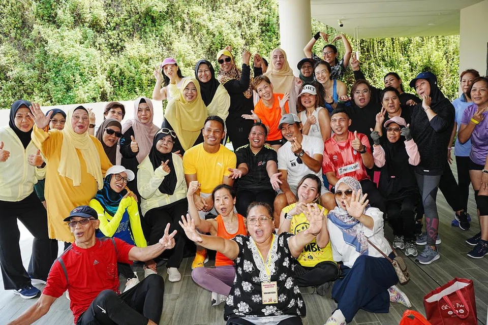 Cik Idayu Remie (baris depan, dua dari kiri) bersama Anggota Parlimen GRC Sembawang, Cik Mariam Jaafar (tengah, baju hitam) dan peserta lain di Fiesta Kesihatan GRC Sembawang 2024.