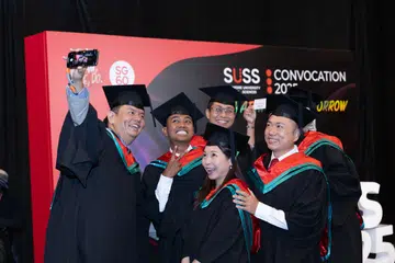 Lebih 3,400 graduan Universiti Sains Sosial Singapura (SUSS) memulakan lembaran baru semasa Majlis Konvokesyen yang berlangsung dari 7 hingga 9 Oktober di Pusat Konvensyen & Pameran Suntec Singapura.  