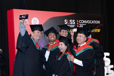 Lebih 3,400 graduan Universiti Sains Sosial Singapura (SUSS) memulakan lembaran baru semasa Majlis Konvokesyen yang berlangsung dari 7 hingga 9 Oktober di Pusat Konvensyen & Pameran Suntec Singapura.  