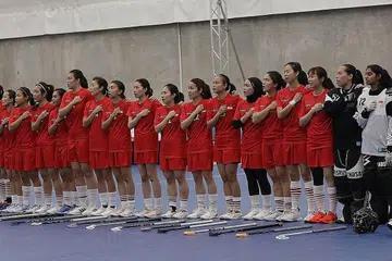 MANTAP: Pasukan floorball wanita Singapura menang besar 16-0 ke atas tuan rumah Kemboja dalam aksi pertama Sukan SEA 2023 mereka di Dewan Taman Dinosaur pada Khamis. - Foto SPORT SINGAPORE 