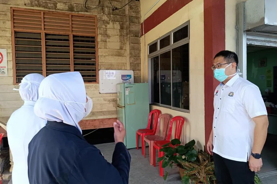 Pengerusi Jawatankuasa Kesihatan dan Alam Sekitar Johor, Encik Ling Tian Soon, melawat Klinik Desa Bakar Batu di Johor Bahru, pada 19 Februari yang ditularkan sebagai klinik usang, sedangkan ia adalah bangunan kuarters yang sudah kosong dan tidak digunakan lagi.