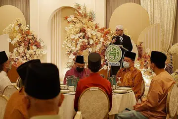 MAJLIS PERJUMPAAN: Ustaz Hasbi (belakang) memberi ucapan di majlis perjumpaan Hari Raya Aidilfitri, Gemilang Raya Bersama Pergas, yang dihadiri sekitar 150 tetamu. - Foto PERGAS