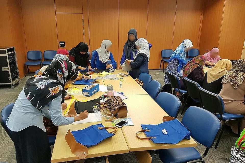 SINAR HARAPAN: Pesakit Barah menyertai kumpulan sokongan, Sinar Harapan dalam aktiviti mereka bentuk beg tote. Gambar diambil sebelum penularan Covid-19. - Foto ihsan RATNA MOHD SAID