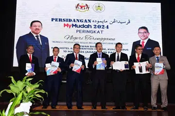 Ketua Setiausaha Negara, Tan Sri Mohd Zuki Ali (empat dari kiri), menyempurnakan Persidangan MyMudah 2024 Peringkat Negeri Terengganu. Turut bersama Setiausaha Kerajaan Negeri Terengganu, Datuk Seri Tengku Farok Hussin Tengku Abdul Jalil (tiga dari kiri).