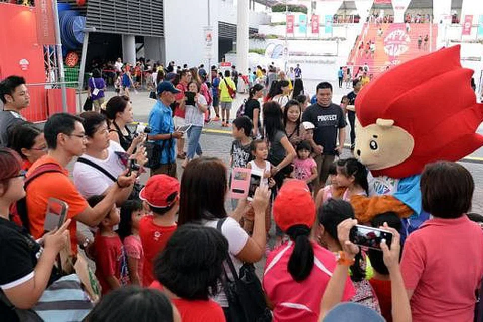 TARIKAN POPULAR: Maskot Sukan SEA, Nila, popular dalam kalangan bukan sahaja kanak-kanak malah orang dewasa. Setiap atlit yang memenangi pingat membawa patung Nila yang dijahit tangan oleh penduduk Singapura. - Foto ZAINAL YAHYA 