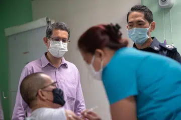 TINJAU VAKSINASI: Menteri Negara (Ehwal Dalam Negeri merangkap Pembangunan Negara), Profesor Madya Dr Muhammad Faishal Ibrahim (kiri), meninjau program vaksinasi bagi banduan. - Foto FACEBOOK PROFESOR MADYA DR MUHAMMAD FAISHAL IBRAHIM