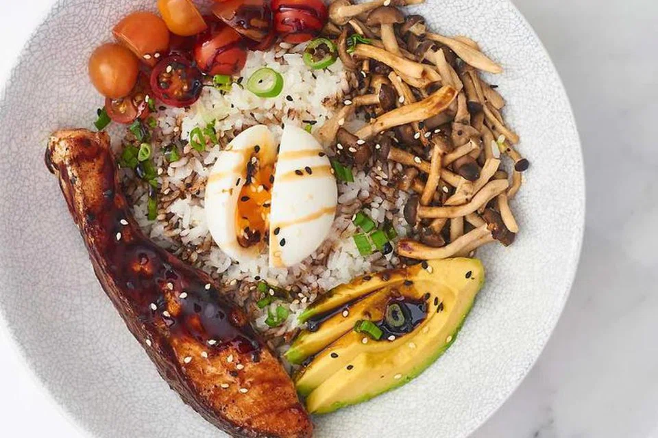BERKHASIAT: ‘Soy Glazed Salmon Rice Bowl’ dari All Things Delicious dihidangkan dengan pelbagai jenis buah-buahan dan sayur-sayuran seperti tomato ceri dan avokado. 