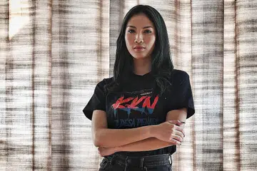 ULAR JADI TEMAN: Aulia Sarah perlu membiasakan dirinya dengan ular, gerak tari dan dialek Jawa bagi membawakan watak Badarawuhi dalam filem 'KKN Di Desa Penari: Luwih Dowo, Luwih Madeni'. - Foto BH oleh KHALID BABA