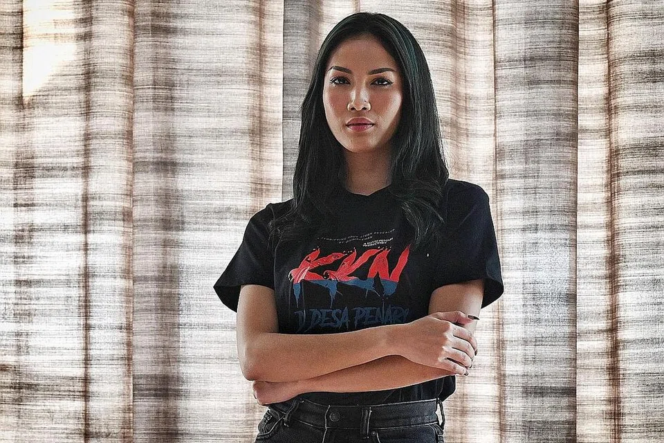 ULAR JADI TEMAN: Aulia Sarah perlu membiasakan dirinya dengan ular, gerak tari dan dialek Jawa bagi membawakan watak Badarawuhi dalam filem 'KKN Di Desa Penari: Luwih Dowo, Luwih Madeni'. - Foto BH oleh KHALID BABA