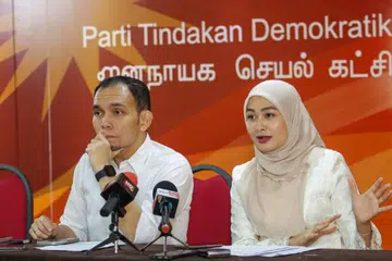 Naib Pengerusi Kebangsaan Parti Tindakan Demokratik (DAP) merangkap Ahli Parlimen Bangi (Selangor), Encik Syahredzan Johan, dan Penolong Setiausaha Publisiti Kebangsaan DAP yang juga Ahli Parlimen Bentong (Pahang), Cik Young Syefura Othman.