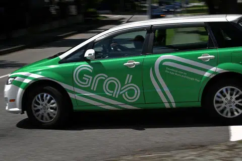LANGKAH TERBAHARU GRAB: Penumpang yang ingin menempah perjalanan menerusi khidmat kereta sewa Grab tidak lagi dibenarkan duduk di tempat duduk depan bersebelahan pemandu.