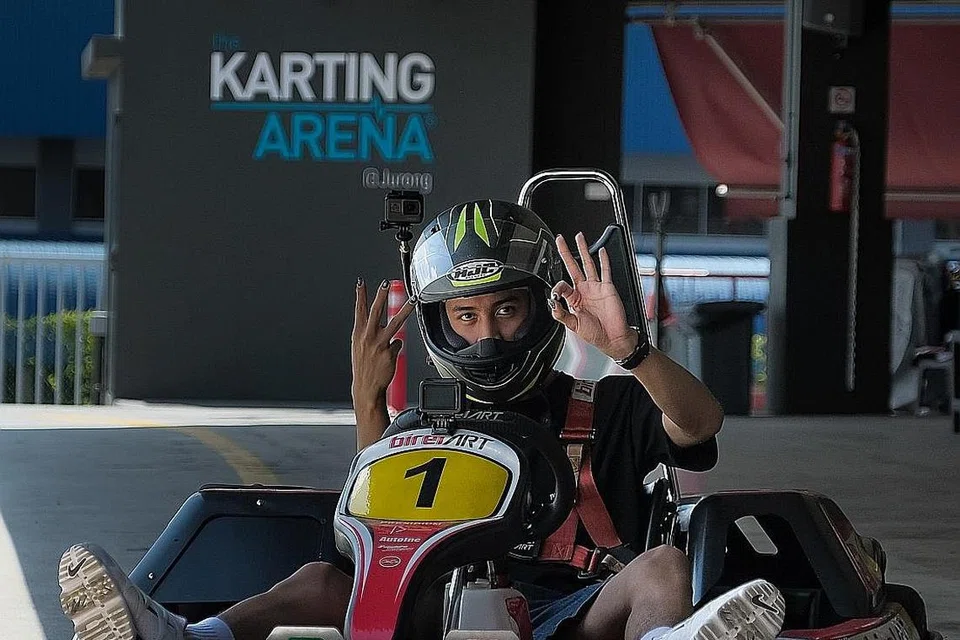 BINTANG MUDA YANG BERSINAR: Fariz kongsi lima perkara menarik di sebalik cerita dan idea karya-karyanya ketika diajak mencuba sukan karting di Karting Arena @Jurong. - Foto BH oleh GAVIN FOO