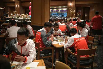 HIDANGAN MAKANAN DIPERBAIKI: Pemain pasukan bola sepak negara disajikan lebih pilihan makanan sewaktu makan malam di Hotel Century Park kelmarin. - Foto BH oleh MARK CHEONG