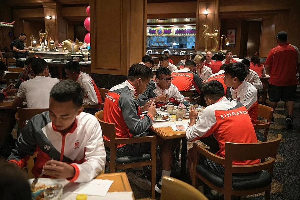 HIDANGAN MAKANAN DIPERBAIKI: Pemain pasukan bola sepak negara disajikan lebih pilihan makanan sewaktu makan malam di Hotel Century Park kelmarin. - Foto BH oleh MARK CHEONG